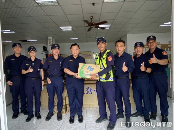 ▲屏東縣政府警察局長劉印宮慰問枋寮警分局員警辛勞             。（圖／記者陳崑福翻攝，下同）