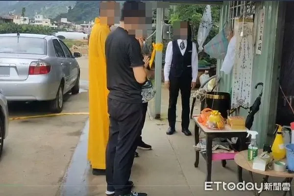 ▲李鴻淵14日闖入康建生技公司造成4死1重傷，死者賴鋕卿的陳姓女婿到現場進行招魂儀式。（圖／記者游瓊華攝，下同）