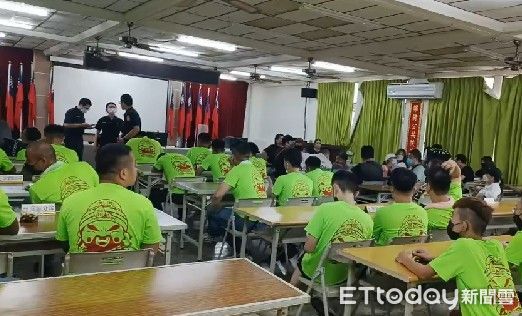 ▲台南市警二分局出動快打部隊，帶回雙方人馬共64人，逐一調查釐清涉案情節，全案依聚眾鬥毆、毀損、傷害等罪嫌嚴正究辦。（圖／記者林悅翻攝，下同）