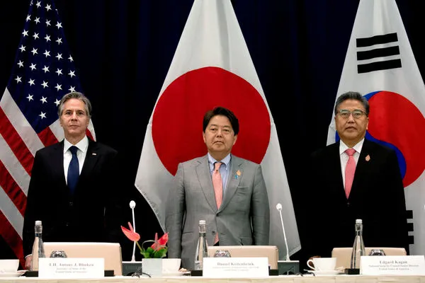 ▲▼2022年7月8日，在印尼舉行的G20外長會議上，美國國務卿布林肯、日本外務大臣林芳正和韓國外交部長朴振在三方會議上合影留念。（圖／路透）
