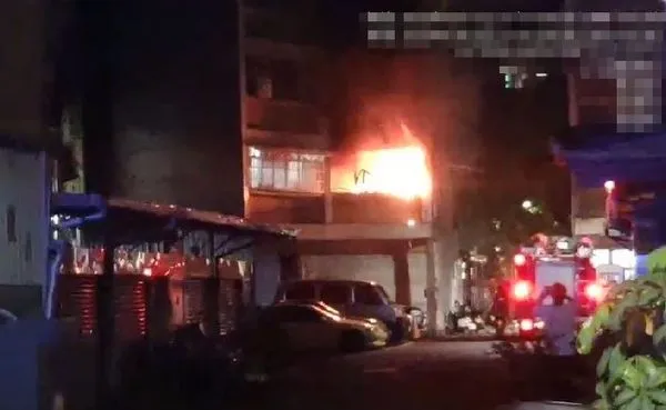 ▲▼高雄前鎮區住宅氣爆消防局出動12車搶救。（圖／翻攝自記者爆料網）