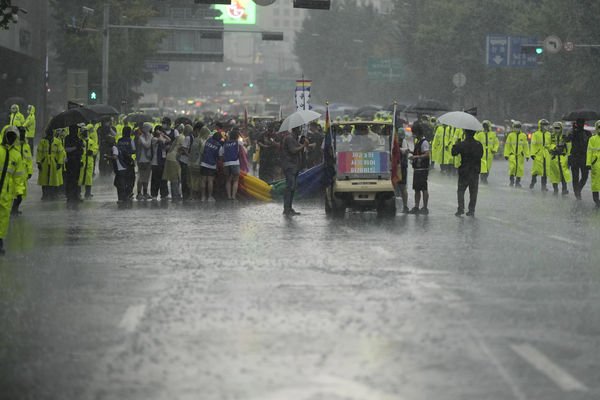 ▲▼民眾冒著大雨持彩虹旗參與遊行。（圖／達志影像／美聯社）