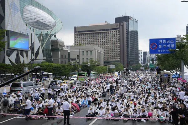 ▲▼首爾市廳廣場另一端，身穿白衣的基督教、保守派團體成員展開反對集會。（圖／達志影像／美聯社）
