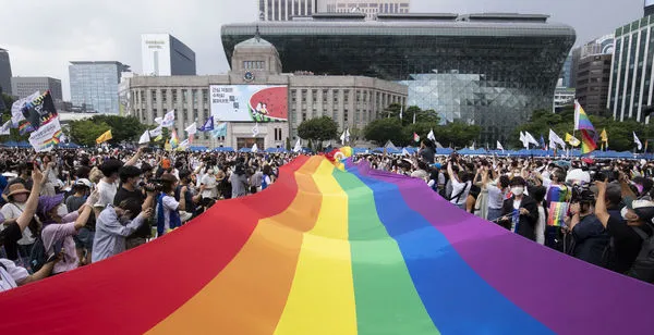 ▲▼首爾同志遊行睽違3年舉辦，市廳廣場前擺出巨幅彩虹旗。（圖／達志影像）