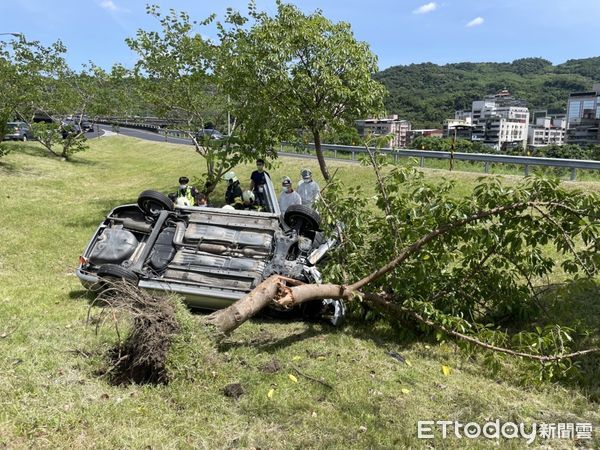 ▲▼國3甲東5K+400處翻車。（圖／記者張君豪翻攝）