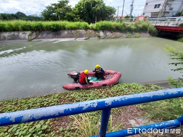 ▲台南市後壁區嘉田里嘉南大圳上午傳出有人溺水案，白河消防分隊人員已設立攔截點，全力搜救。（圖／民眾提供，下同）