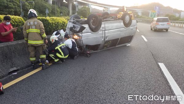 ▲▼17日一婦人駕駛廂型車在八堵交流道附近時，自撞中央分隔島翻車。（圖／記者郭世賢攝）