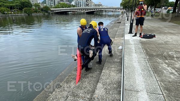 ▲高雄市愛河的河東路段又發現浮屍             。（圖／記者吳世龍攝）