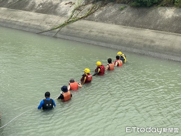 ▲台南市後壁區嘉田里嘉南大圳上午傳出有人溺水案，白河消防分隊人員已設立攔截點，全力搜救。（圖／民眾提供，下同）