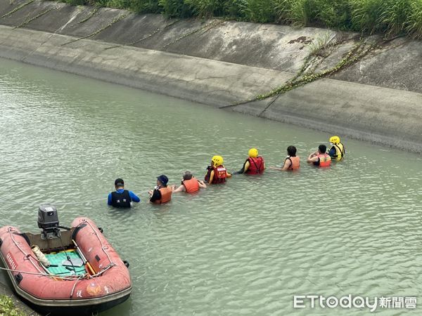 ▲台南市後壁區嘉田里嘉南大圳上午傳出有人溺水案，白河消防分隊人員已設立攔截點，全力搜救。（圖／民眾提供，下同）