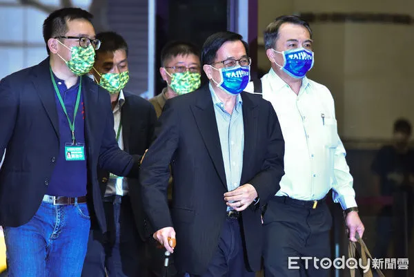 ▲▼民進黨全代會,陳水扁在兒子陳致中陪同下抵達會場。（圖／記者李毓康攝）