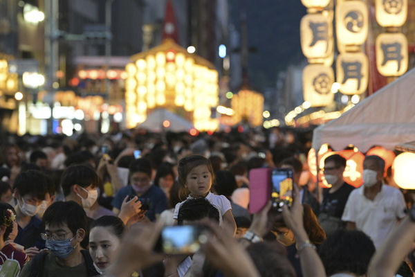 ▲▼京都祇園祭前祭，民眾於16日晚間開始聚集在充滿攤販的四條通，增添慶典氛圍。（圖／達志影像／美聯社）