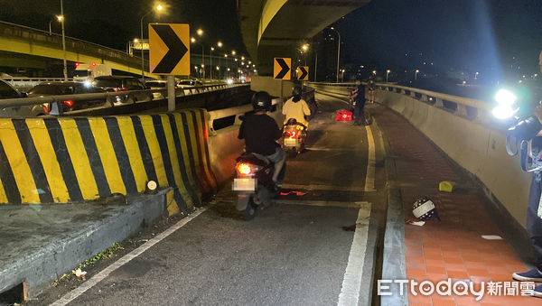 ▲▼藺女騎車在秀朗橋機車道上自撞分隔島，送醫不治。（圖／記者游宗樺攝）