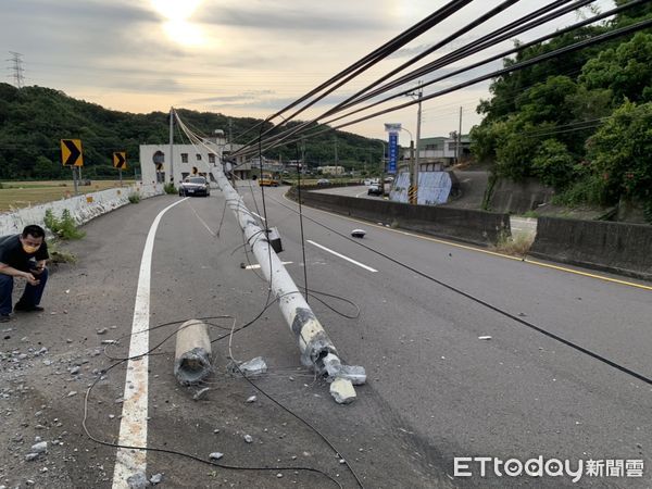 ▲▼苗栗白色馬自達過彎車速過快，猛撞路邊電線桿。（圖／記者蔡文淵翻攝）