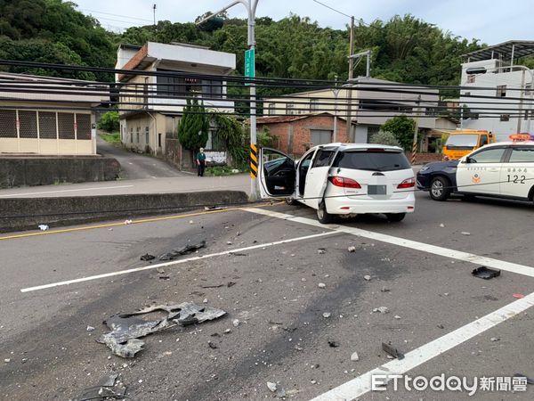 ▲▼苗栗白色馬自達過彎車速過快，猛撞路邊電線桿。（圖／記者蔡文淵翻攝）