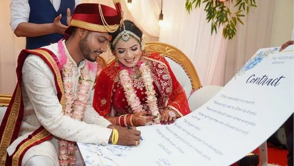 ▲▼印度夫婦簽下結婚契約，首條規定每月只能吃1次披薩。（圖／翻攝自WedlocK photography）