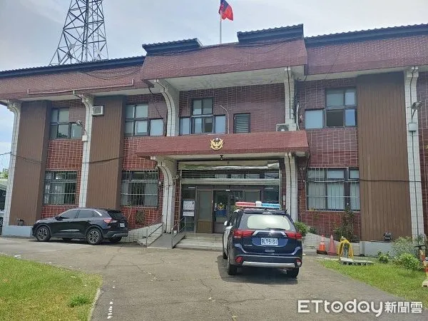 ▲張姓老翁遭虎頭蜂攻擊螫傷，家屬求助警方開道送醫。（圖／大溪警分局提供）