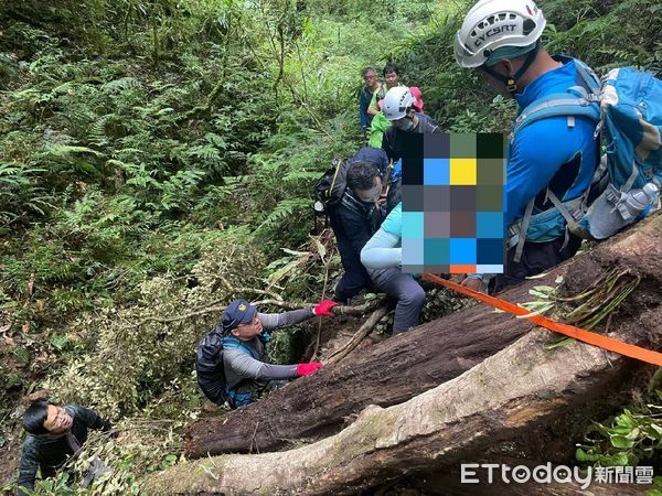 ▲▼阿里山鄉水漾森林１女登山遊客腳踝扭傷，救護人員以人力將女子背下山送醫。（圖／記者翁伊森翻攝）