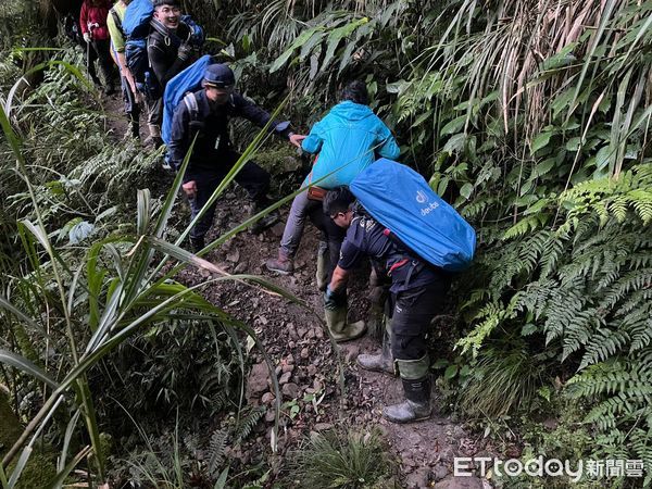 ▲▼阿里山鄉水漾森林１女登山遊客腳踝扭傷，救護人員以人力將女子背下山送醫。（圖／記者翁伊森翻攝）