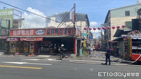 ▲▼太平一家鴨肉飯中午起火，員工和客人全往外衝，　原來是店後方冒火。（圖／民眾提供，下同）