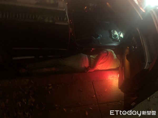 ▲▼台中一名男子倒在自小客車車底下，一度以為發生命案，警方到場發現原是酒醉。（圖／民眾提供，下同）
