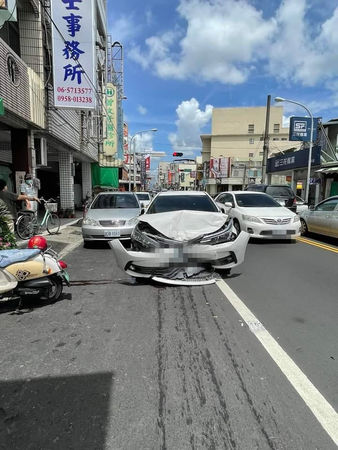 ▲50餘歲男子駕駛黑色自小客，在麻豆區中山路西向東逆向撞擊對向停放路旁白色自小客車，再推撞2部自行車、數台機車，全案由警方查處中。（圖／翻攝自臉書麻豆人大集合）