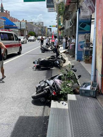 ▲50餘歲男子駕駛黑色自小客，在麻豆區中山路西向東逆向撞擊對向停放路旁白色自小客車，再推撞2部自行車、數台機車，全案由警方查處中。（圖／翻攝自臉書麻豆人大集合）