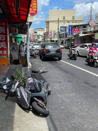 ▲50餘歲男子駕駛黑色自小客，在麻豆區中山路西向東逆向撞擊對向停放路旁白色自小客車，再推撞2部自行車、數台機車，全案由警方查處中。（圖／翻攝自臉書麻豆人大集合）