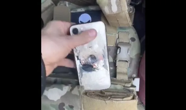▲iPhone幫士兵擋下子彈。（圖／取自推特）