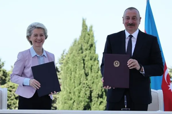 ▲歐洲聯盟執行委員會主席范德賴恩（Ursula von der Leyen）與亞塞拜然總統阿利耶夫（Ilham Aliyev）18日簽署一份新協議，讓亞塞拜然供應多一倍天然氣給歐洲。（圖／翻攝推特@vonderleyen）
