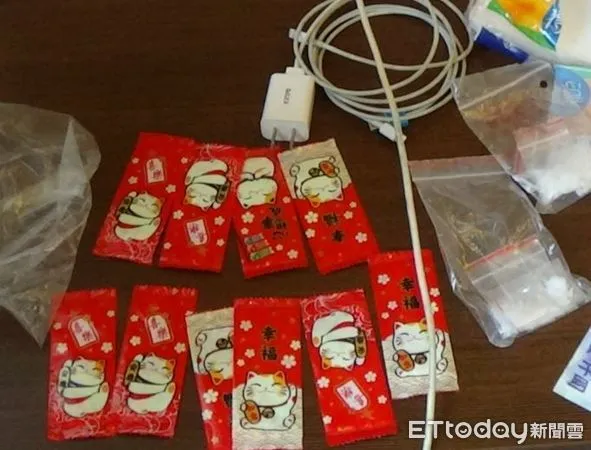 ▲台南市警局破獲呂姓男子為首的24小時販毒集團，起獲各式毒咖啡包一批。（圖／記者林悅翻攝，下同）