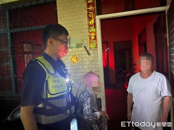 ▲東港警分局興龍派出所警員謝嘉勳、黃光輝幫郭婦找到親友             。（圖／記者陳崑福翻攝，下同）