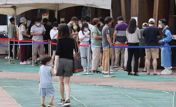 ▲▼南韓新冠疫情升溫，民眾在首爾市松坡區排隊等候篩檢。（圖／達志影像／newscom）