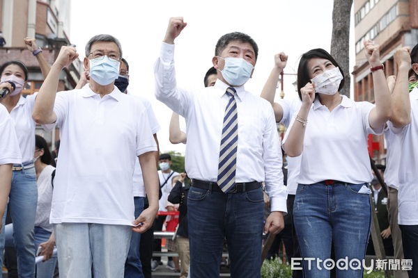 ▲▼民進黨台北市長參選人陳時中競選團隊就定位，選在今天(7/19)在台北霞海城隍廟舉行記者會，正式向台北市民介紹競選團隊。競選總主委由前副總統陳建仁擔任，吳思瑤、莊瑞雄、林楚茵以及管碧玲等立法委員都在競選團隊之列。（圖／記者湯興漢攝）