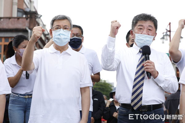 ▲▼民進黨台北市長參選人陳時中競選團隊就定位，選在今天(7/19)在台北霞海城隍廟舉行記者會，正式向台北市民介紹競選團隊。競選總主委由前副總統陳建仁擔任，吳思瑤、莊瑞雄、林楚茵以及管碧玲等立法委員都在競選團隊之列。（圖／記者湯興漢攝）
