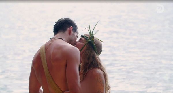 ▲▼《裸身求愛21天》班尼與布芮在海邊熱吻。（圖／翻攝自MyVideo）