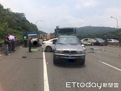 現場畫面曝！國3北上17.5K「8車追撞」　5人受傷送醫