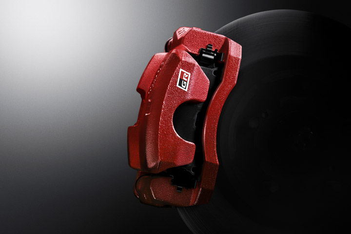 ▲18吋張力十足的鋁圈，與紅色剎車卡鉗相當契合，為外觀性能增加不少熱血口味。（圖／翻攝自TOYOTA）
