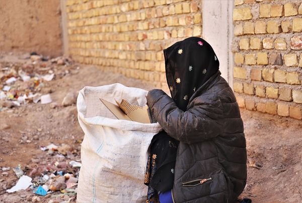 ▲▼阿富汗女孩為了還債，12歲就被迫嫁給債主，還犧牲上學去賺錢養家。（圖／台灣世界展望會）