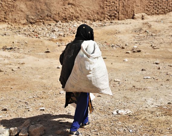 ▲▼阿富汗女孩為了還債，12歲就被迫嫁給債主，還犧牲上學去賺錢養家。（圖／台灣世界展望會）