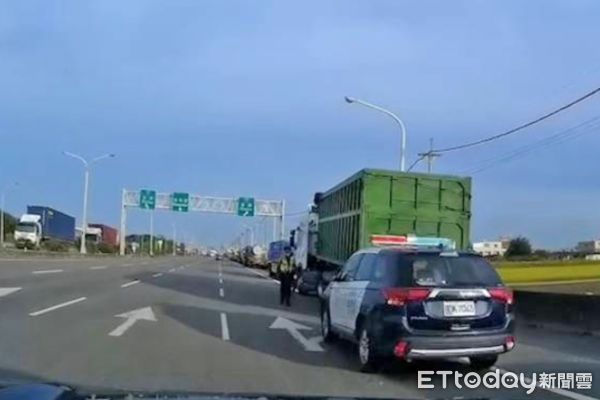 ▲雲林台61線西濱快速道路橋頭匝道附近，今日上午警有6輛砂石車疑因規避警方查緝，直接違停路肩。（圖／記者蔡佩旻翻攝）