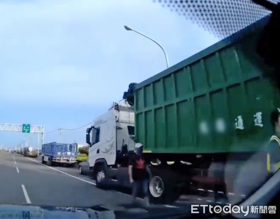 ▲雲林台61線西濱快速道路橋頭匝道附近，今日上午警有6輛砂石車疑因規避警方查緝，直接違停路肩。（圖／記者蔡佩旻翻攝）