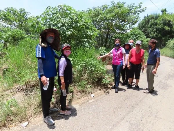 ▲購物中心前公墓成環境死角，謝美英關切