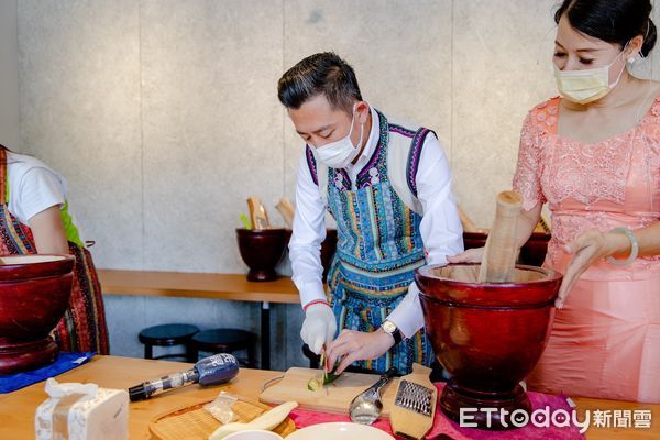 ▲民進黨桃園市長參選人林智堅參訪異域故事館，親手製作青木瓜絲等異域美食料理。（圖／記者沈繼昌翻攝）