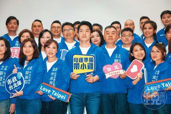 蔣萬安選情及聲量異常冷清，不少國民黨市議員參選人私下都感嘆只能求先自保。圖為蔣萬安6月與黨籍議員參選人合拍競選照。