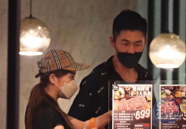 6月19日20：27，劉錚戴著女友去一間火鍋餐廳約會，該間店在網路上的評價頗高。