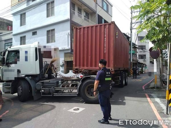 ▲▼貨櫃車依導航指示卡在苗栗市社區巷弄中，撞壞民宅遮雨架砸毀機車。（圖／記者蔡文淵翻攝）