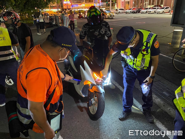 ▲台南市警一分局19日晚上執行「監、警、環聯合稽查」專案勤務，強力取締改裝車違規，4小時共取締77件違規。（圖／記者林悅翻攝，下同）