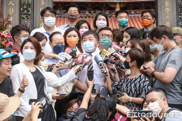 ▲民進黨台北市長參選人陳時中參拜龍山寺後受訪。（圖／記者林敬旻攝）