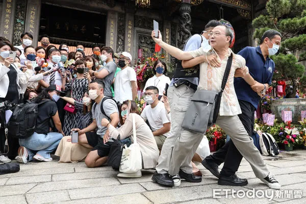 ▲民進黨台北市長參選人陳時中參拜龍山寺後受訪遭民眾抗議。（圖／記者林敬旻攝）